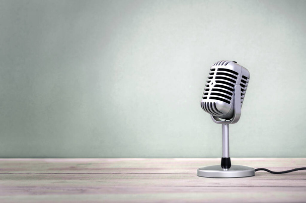 Retro mikrofon fa asztalra vintage stlye - Fotó, kép