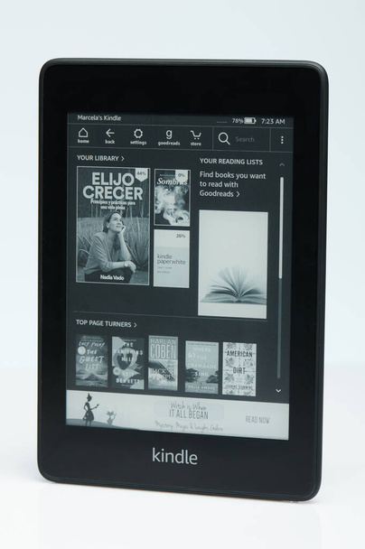 New York, USA - 15. September 2020: Kindle E-Book-Reader isometrisch isoliert auf weißem Studiohintergrund - Foto, Bild