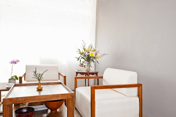 Asiento blanco brillante en la sala de estar
 - Foto, imagen