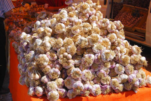 Bulk heads of garlic on a shelf. - Photo, Image