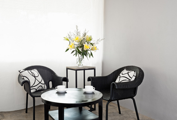 Gartenmöbel Stühle in einfacher Umgebung - Foto, Bild