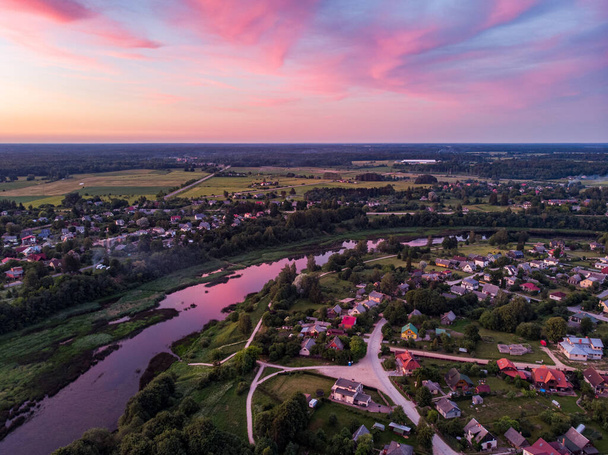 Una vera campagna vista tramonto con il fiume Venta. Foto scattata in Europa, Lettonia. - Foto, immagini