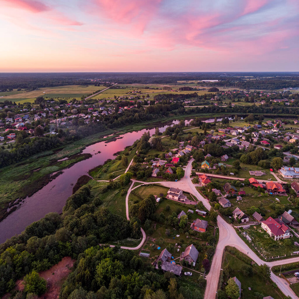 川ベンタと実際の田舎の夕日の景色。写真はヨーロッパ、ラトビアで撮影. - 写真・画像