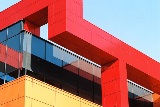 Belle vue minimaliste colorée sur le bâtiment avec des parties rouges et jaunes sur un fond bleu profond. Il peut être cool fond imprimé pour votre appartement minimaliste ou beau fond de votre site Web. - Photo, image
