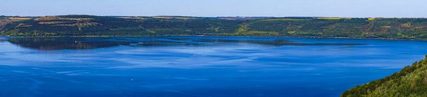 山々とドニエスター川の美しいパノラマ風景｜バコタ - 写真・画像