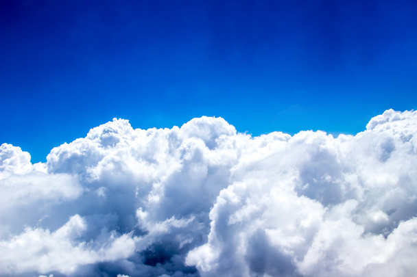 wolken in de blauwe lucht - Foto, afbeelding