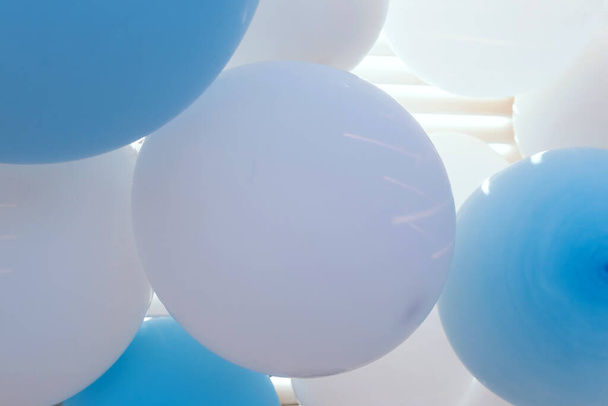 Pozadí bílých a modrých balónů - Fotografie, Obrázek