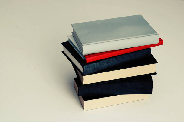 Stos książek na białym tle - Zdjęcie, obraz