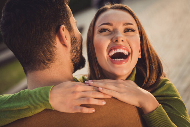 Задний вид сзади фото положительные обнимашки мужа девушка рассказать шутки в октябре центре города снаружи носить водолазку свитер - Фото, изображение