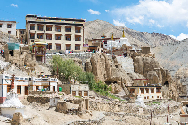Ladakh, India - Lamayuru klooster (Lamayuru Gompa) in Ladakh, Jammu en Kasjmir, India. Het klooster werd oorspronkelijk gebouwd in de 10-11e eeuw. - Foto, afbeelding