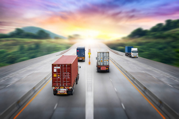 Kontener transportu samochodów ciężarowych na autostradzie o zachodzie słońca, efekt rozmycia ruchu, logistyka importu tła eksportu i transportu towarowego przemysłu - Zdjęcie, obraz