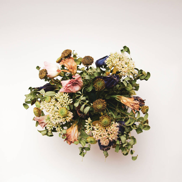 Widok z góry na bukiet letni: różnorodność suszonych kwiatów - Zdjęcie, obraz