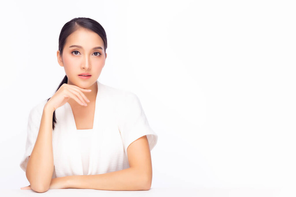 Aantrekkelijke jonge Aziatische vrouw met een mooie huid. Portret van een mooie jonge Aziatische vrouw. Mooi meisje dragen witte badjas, schoonheid, spa en huidverzorging concept, geïsoleerd op witte achtergrond, kopieer ruimte - Foto, afbeelding