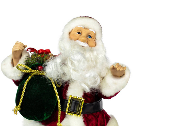 Санта Клаус у червоному костюмі та великій сумці з подарунками на білому тлі, вид спереду.. - Фото, зображення