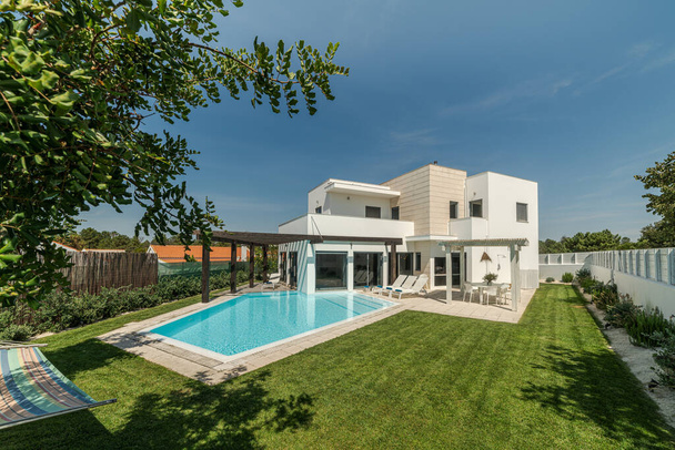 Moderna casa con piscina jardín y pérgula de madera - Foto, imagen