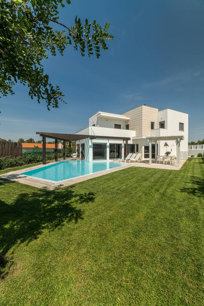 Moderna casa con piscina jardín y pérgula de madera - Foto, imagen