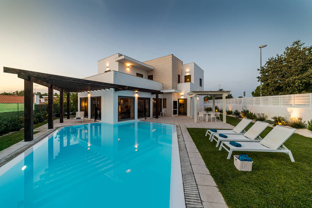 Moderní dům se zahradním bazénem a dřevěnou pergulou - Fotografie, Obrázek