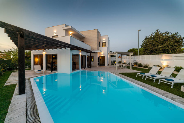 Casa moderna com piscina de jardim e pérgula de madeira - Foto, Imagem