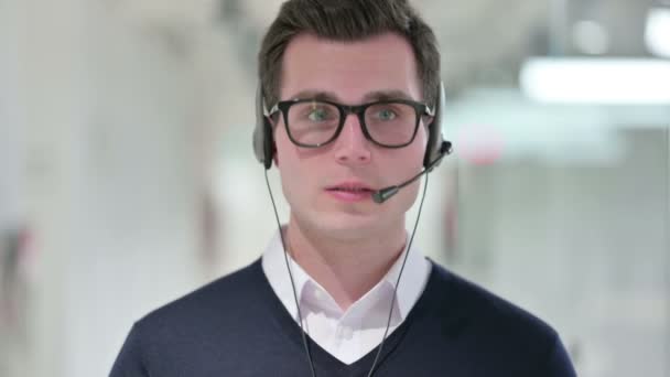 Szakmai Young Businessman Beszél fejhallgató - Felvétel, videó