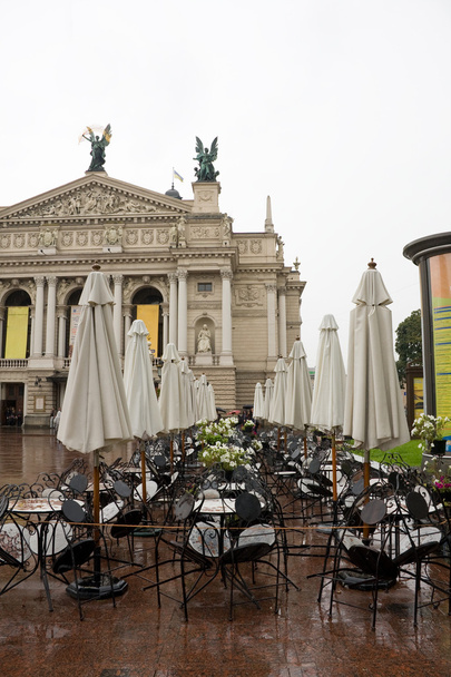 Teatro de ópera y cafetería antes que él. Lviv.
 - Foto, imagen
