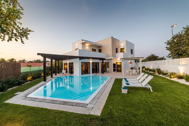 Μοντέρνο σπίτι με πισίνα στον κήπο και ξύλινο pergula - Φωτογραφία, εικόνα