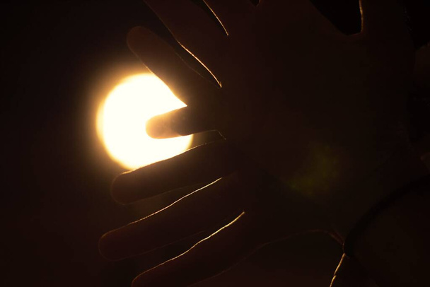 Ruce v podsvícení na pouliční osvětlení - Fotografie, Obrázek