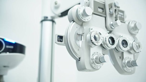 Klinika okulistyczna z autorefraktorem, lampą szczelinową i narzędziami diagnostycznymi oka - Zdjęcie, obraz