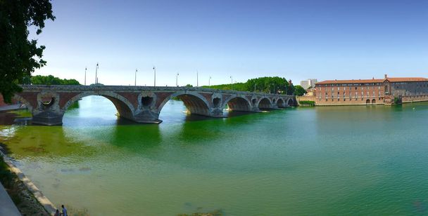 vista panorámica del Pont Neuf en Toulouse sobre el Garona - Foto, imagen