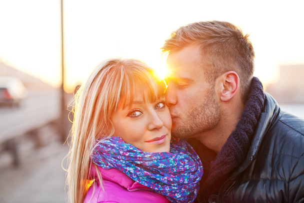 Молодий чоловік цілує красиву жінку
 - Фото, зображення