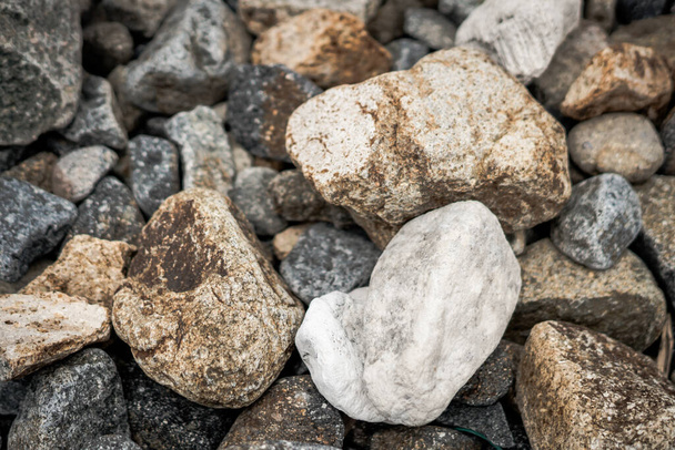 Pequenas e grandes pedras redondas lisas, pedras secas do mar, cascalho cinza multicolorido. Composição abstrata Fundo texturizado. Ideal para design de banner web - Foto, Imagem