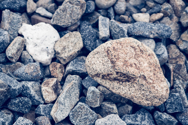 Pequenas e grandes pedras redondas lisas, pedras secas do mar, cascalho cinza multicolorido. Composição abstrata Fundo texturizado. Ideal para design de banner web - Foto, Imagem