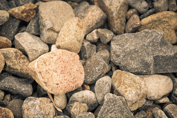 Pequeñas y grandes piedras redondas lisas, piedras secas al mar, grava gris multicolor. Composición abstracta Fondo texturizado. Ideal para el diseño de banners web - Foto, imagen