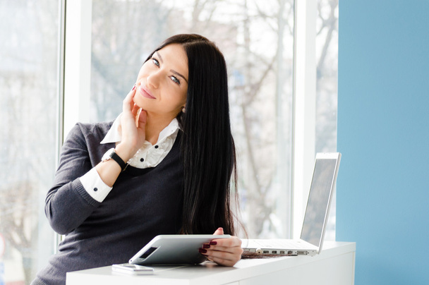 jovem mulher de negócios usando laptop PC no escritório
 - Foto, Imagem