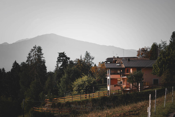 beautifull mountain house in alps - Foto, Imagen