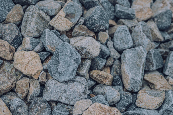 Małe i duże gładkie okrągłe kamienie, morskie suche kamienie, wielobarwny szary żwir. Abstrakcyjny skład Teksturowane tło. Idealny do projektowania banerów internetowych - Zdjęcie, obraz