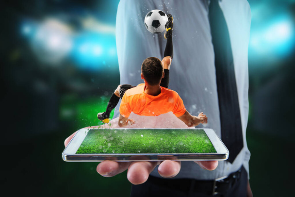 Πραγματικός ποδοσφαιριστής που εμφανίζεται σε ένα κινητό τηλέφωνο - Φωτογραφία, εικόνα