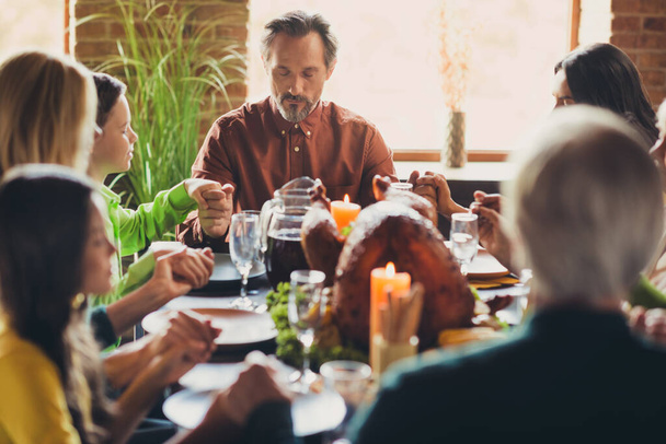 Celá rodina požádat Boha milost modlitba držet za ruce díky dává večeři tradice sedět stůl krůtí pokrm obývací pokoj uvnitř - Fotografie, Obrázek