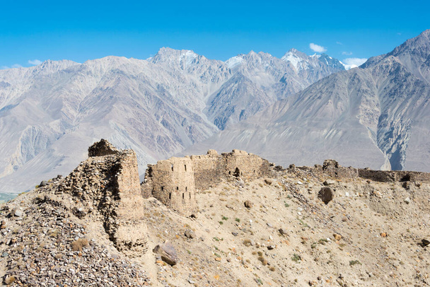 パミール山脈、タジキスタン-タジキスタンのゴルノ・バダフシャンのワカン渓谷にあるヤムチュン砦の遺跡。タジキスタンとアフガニスタンの国境に位置する。. - 写真・画像