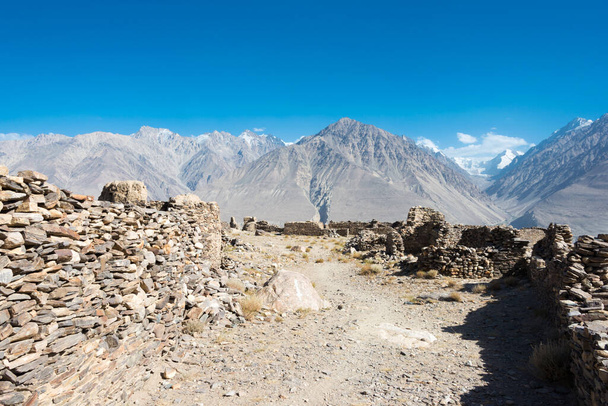 Montagnes Pamir, Tadjikistan - Ruines du fort Yamchun dans la vallée du Wakhan à Gorno-Badakhshan, Tadjikistan. Il est situé à la frontière entre le Tadjikistan et l'Afghanistan.. - Photo, image