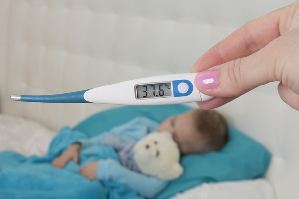  37,6 stupně tělesná teplota dítěte - Fotografie, Obrázek