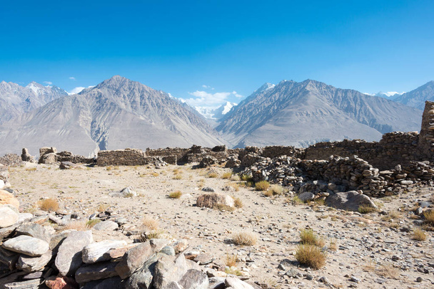 Montagnes Pamir, Tadjikistan - Ruines du fort Yamchun dans la vallée du Wakhan à Gorno-Badakhshan, Tadjikistan. Il est situé à la frontière entre le Tadjikistan et l'Afghanistan.. - Photo, image