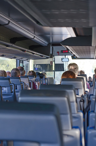Vue de l'intérieur du bus avec passagers. - Photo, image