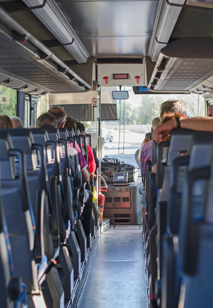 Вид изнутри автобуса с пассажирами. - Фото, изображение