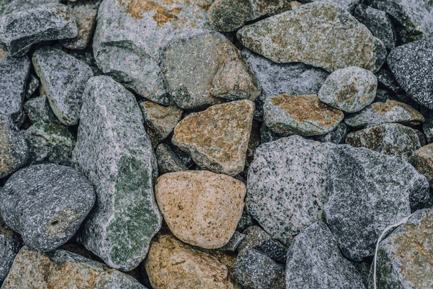 Pequeñas y grandes piedras redondas lisas, piedras secas al mar, grava gris multicolor. Composición abstracta Fondo texturizado. Ideal para el diseño de banners web - Foto, imagen