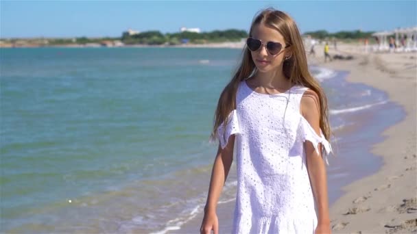 Petite fille mignonne à la plage pendant les vacances d'été - Séquence, vidéo