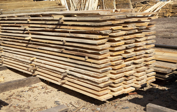 Empilement de planches de bois à l'extérieur dans un entrepôt - Photo, image