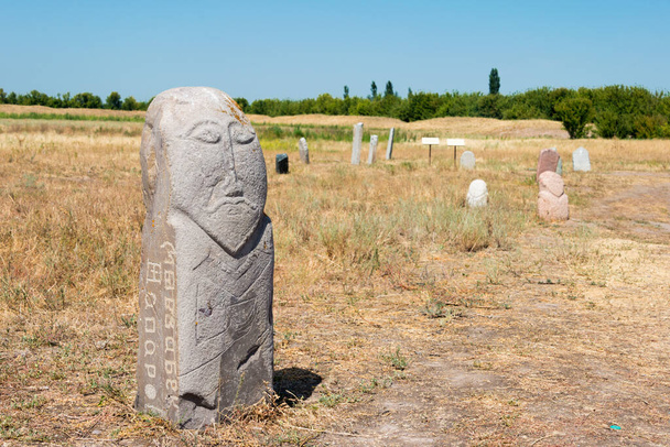 Tokmok, Κιργιστάν - Kurgan stelae at Ruins of Balasagun in Tokmok, Κιργιστάν. Balasagun είναι μέρος της Παγκόσμιας Κληρονομιάς Site-Silk Δρόμοι: το Δίκτυο Διαδρομές του Chang 'an-Tianshan Διάδρομος. - Φωτογραφία, εικόνα