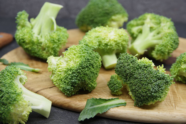 Brócoli fresco verde en una tabla de cortar de madera. Preparación ecológica de alimentos. Verduras para una alimentación saludable. Primer plano. - Foto, Imagen