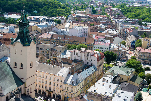 Lviv, Ουκρανία - Θέα στο Cityscape από το Δημαρχείο στην Παλιά Πόλη στο Lviv, Ουκρανία. Lviv είναι Μνημείο Παγκόσμιας Κληρονομιάς - L 'viv - το σύνολο του ιστορικού κέντρου. - Φωτογραφία, εικόνα