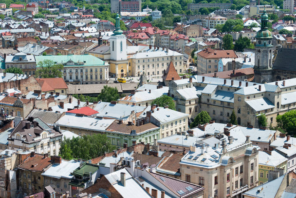 Lviv, Ukraine - Vue sur le paysage urbain depuis l'hôtel de ville de la vieille ville de Lviv, en Ukraine. Lviv est le site du patrimoine mondial - L'viv - l'ensemble du Centre historique. - Photo, image